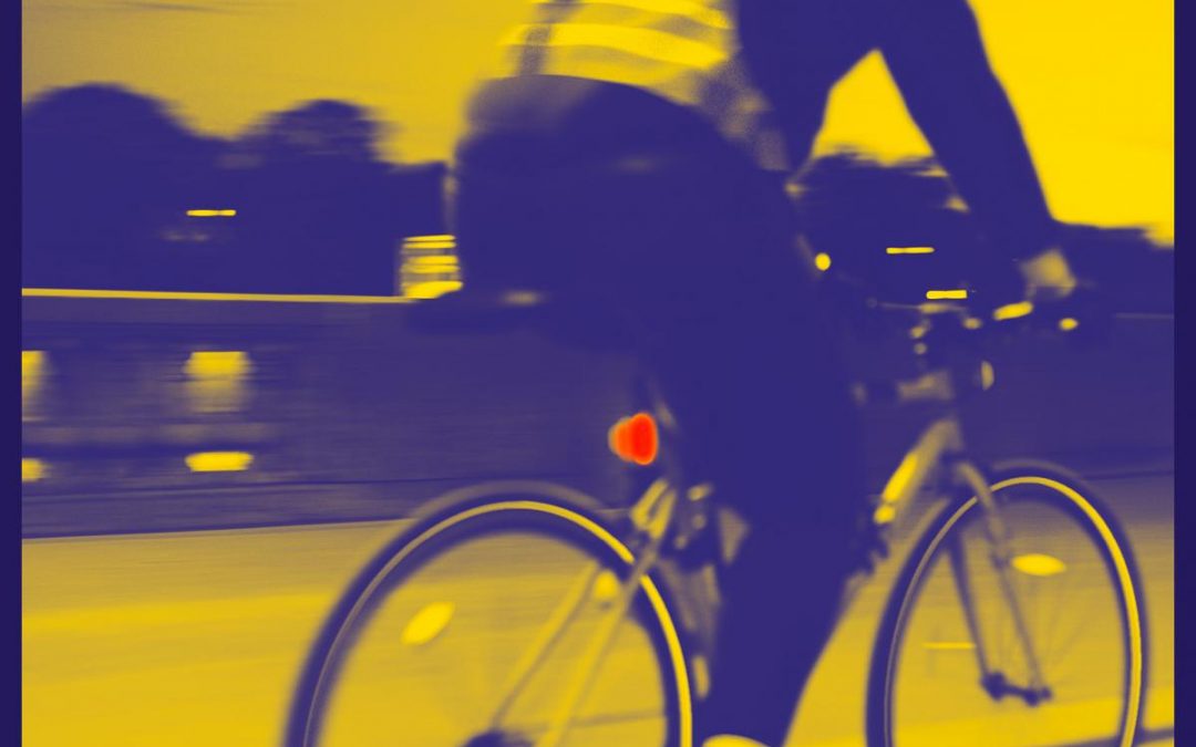 Restez visible et en sécurité à vélo pendant l&rsquo;heure d&rsquo;hiver 🚴‍♀️🌙